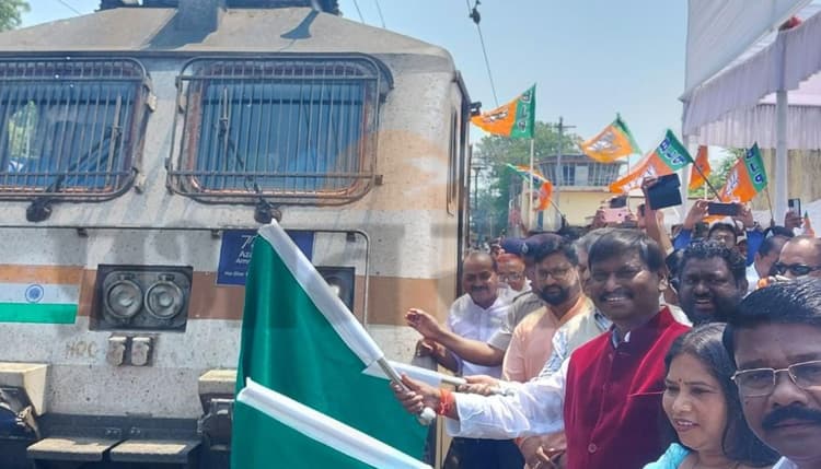 सीनी में जनशताब्दी का ठहराव शुरू, अर्जुन मुंडा बोले- सीनी कारखाने में रेल चक्का बनाने का हो रहा प्रयास