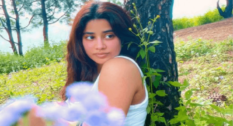 VIDEO: कभी फूलों तो कभी पानी को निहारते दिखी Janhvi Kapoor, एक्ट्रेस का अंदाज देख फैंस बोल पड़े- बिजली
