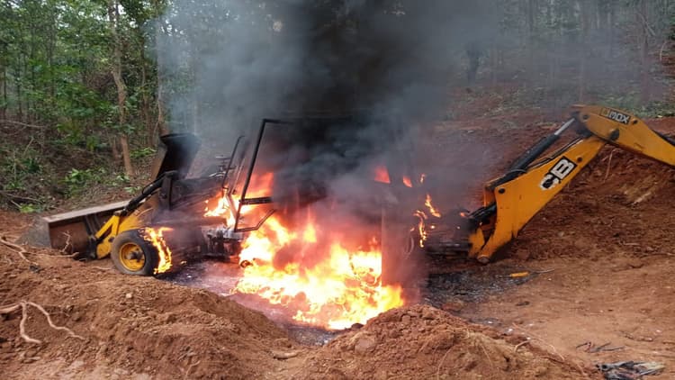 Naxal Attack: छत्तीसगढ़ के दंतेवाड़ा में नक्सल आग, नक्सलियों ने फूंके कंस्ट्रक्शन में लगे 14 वाहन व मशीन