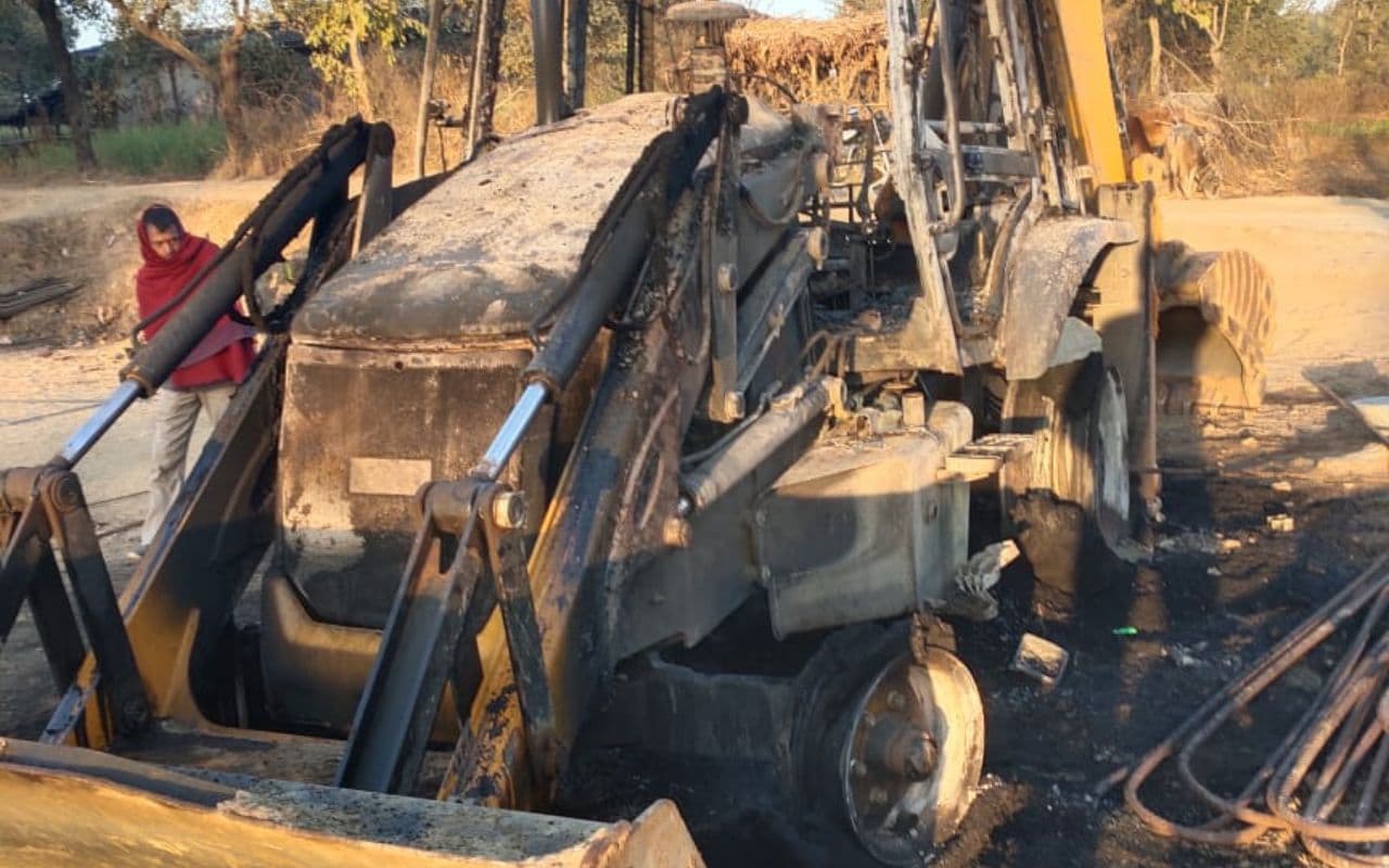 BREAKING NEWS: लातेहार में पीएलएफआई के उग्रवादियों ने जेसीबी को जलाया, पर्चा फेंककर ली जिम्मेवारी