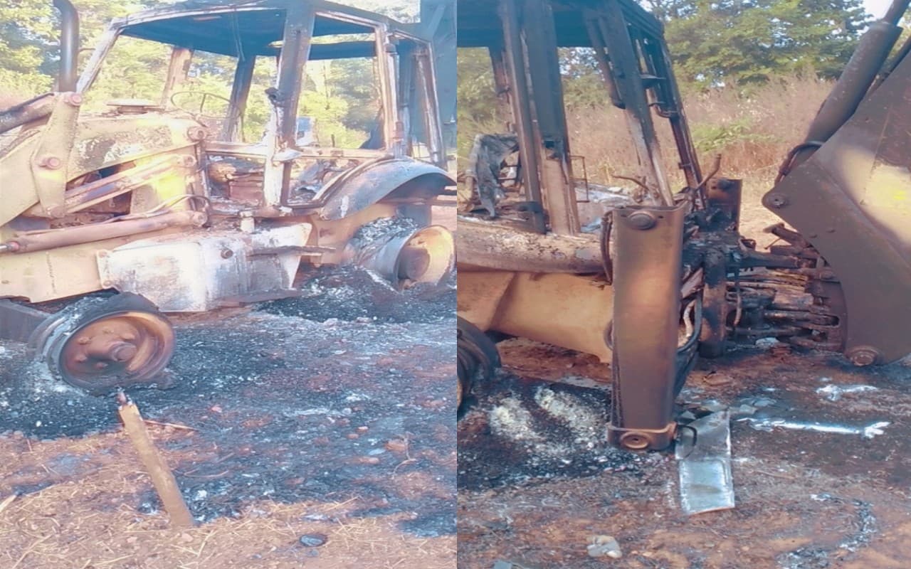 चतरा में नक्सलियों का तांडव : सड़क निर्माण में लगी दो JCB मशीन को किया आग के हवाले