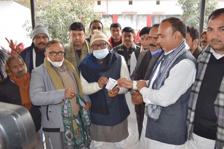 Bihar Politics: झारखंड के कद्दावर विधायक सरयू राय का भतीजा JDU में शामिल, सीएम नीतीश के प्रति व्यक्त की आस्था