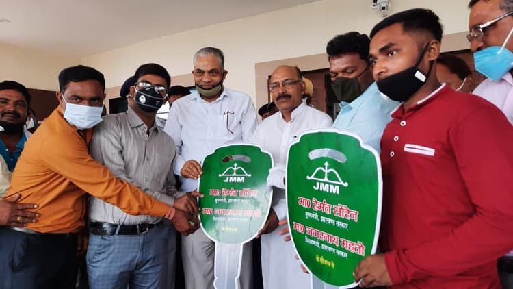 Good News : मैट्रिक व इंटर के टॉपर को मिली ऑल्टो कार, विधानसभा अध्यक्ष व शिक्षा मंत्री ने सौंपी कार की चाबी