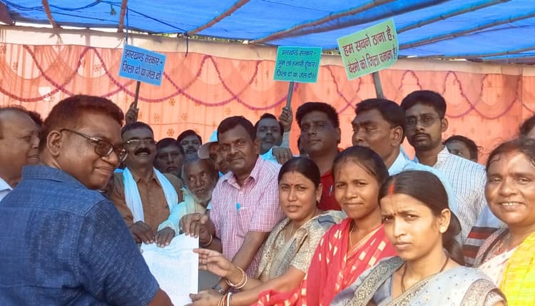 गोमिया-बेरमो को जिला बनाने की मांग पर 36 पंचायतों के प्रतिनिधियों ने किया प्रदर्शन, लंबोदर महतो ने भरी हुंकार