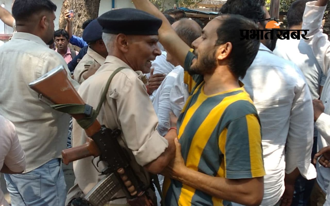 PHOTO: जमशेदपुर में सांसद आवास पर कांग्रेसियों ने थाली-चम्मच बजाया, पीएम मोदी के खिलाफ लगाये नारे, हुआ हंगामा