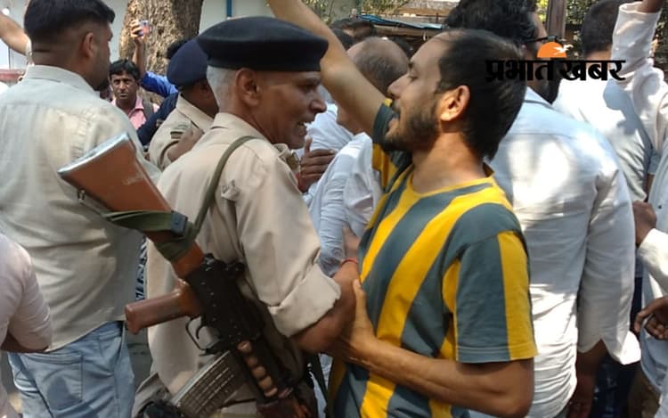 PHOTO: जमशेदपुर में सांसद आवास पर कांग्रेसियों ने थाली-चम्मच बजाया, पीएम मोदी के खिलाफ लगाये नारे, हुआ हंगामा