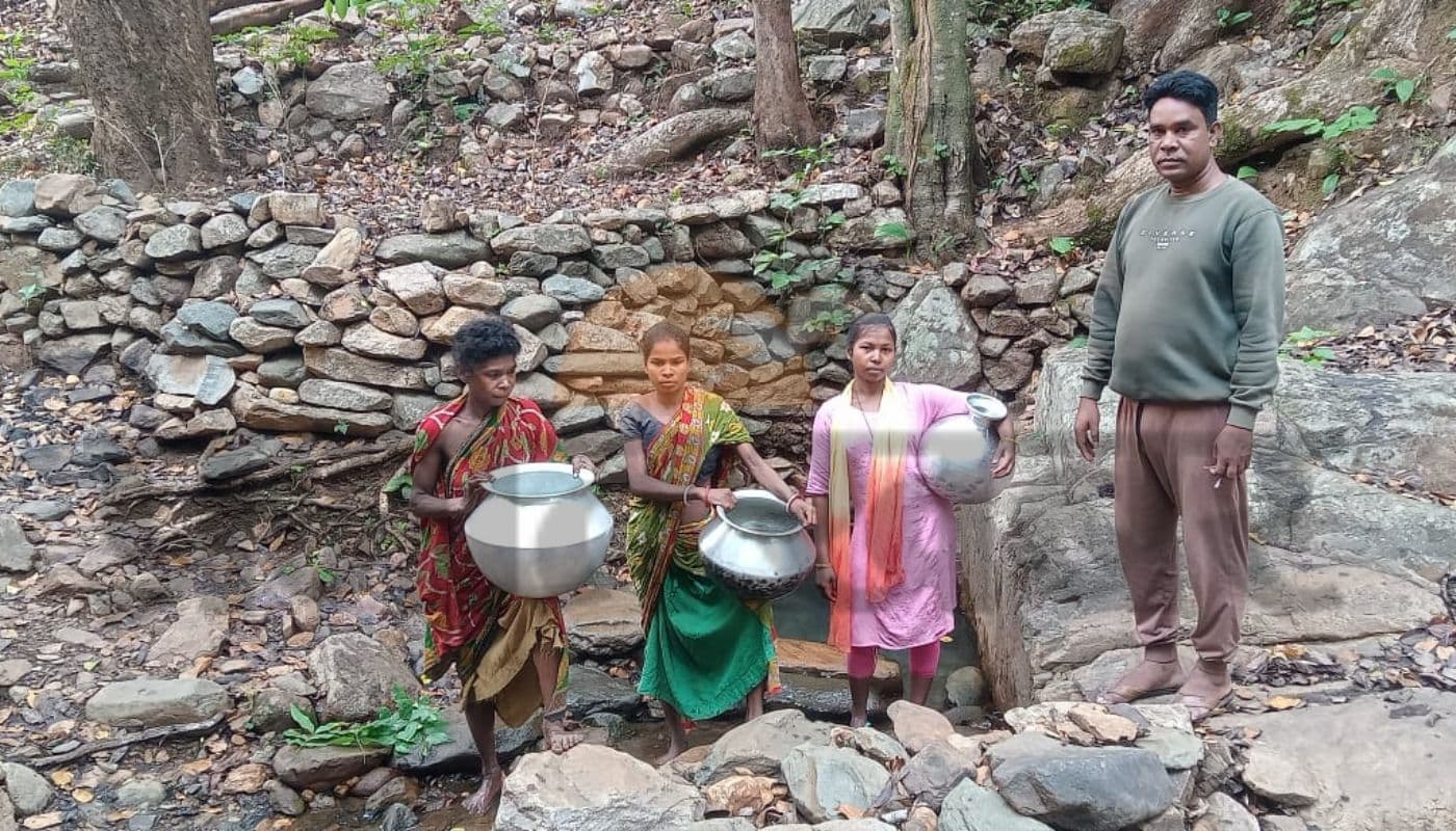 Jharkhand: डुमरिया में भीतरआमदा के रानीझरना टोला में पेयजल संकट से मचा हाहाकार, नाले का पानी पे रहे सबर