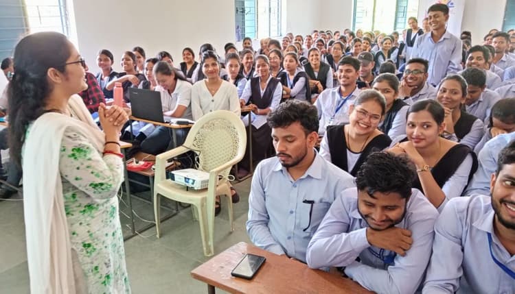 उच्च शिक्षित लोग ज्यादा हो रहे मानसिक बीमारी के शिकार, बहरागोड़ा कॉलेज में बोलीं डॉ श्रद्धा सुमन