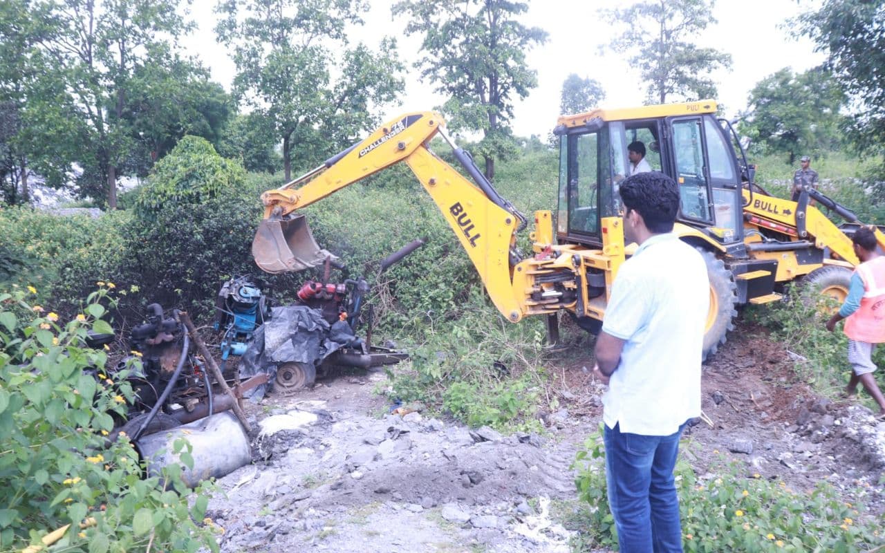 PHOTOS: कोडरमा में ब्लू स्टोन चिप के अवैध खनन के खिलाफ अब तक की सबसे बड़ी कार्रवाई