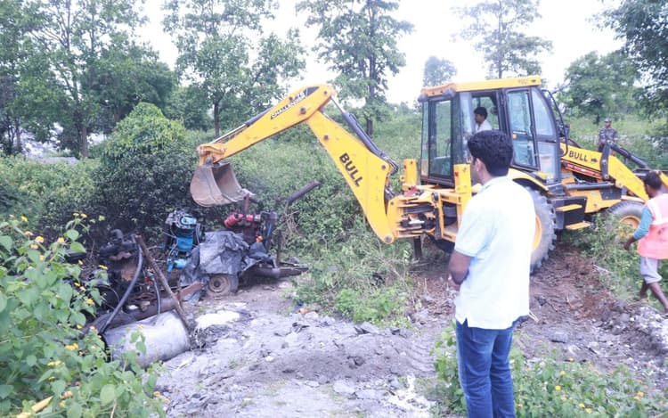 PHOTOS: कोडरमा में ब्लू स्टोन चिप के अवैध खनन के खिलाफ अब तक की सबसे बड़ी कार्रवाई