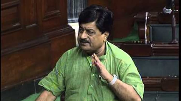 पूर्व सांसद रवींद्र पांडेय ने पीएम राहत कोष में दिया एक लाख रु