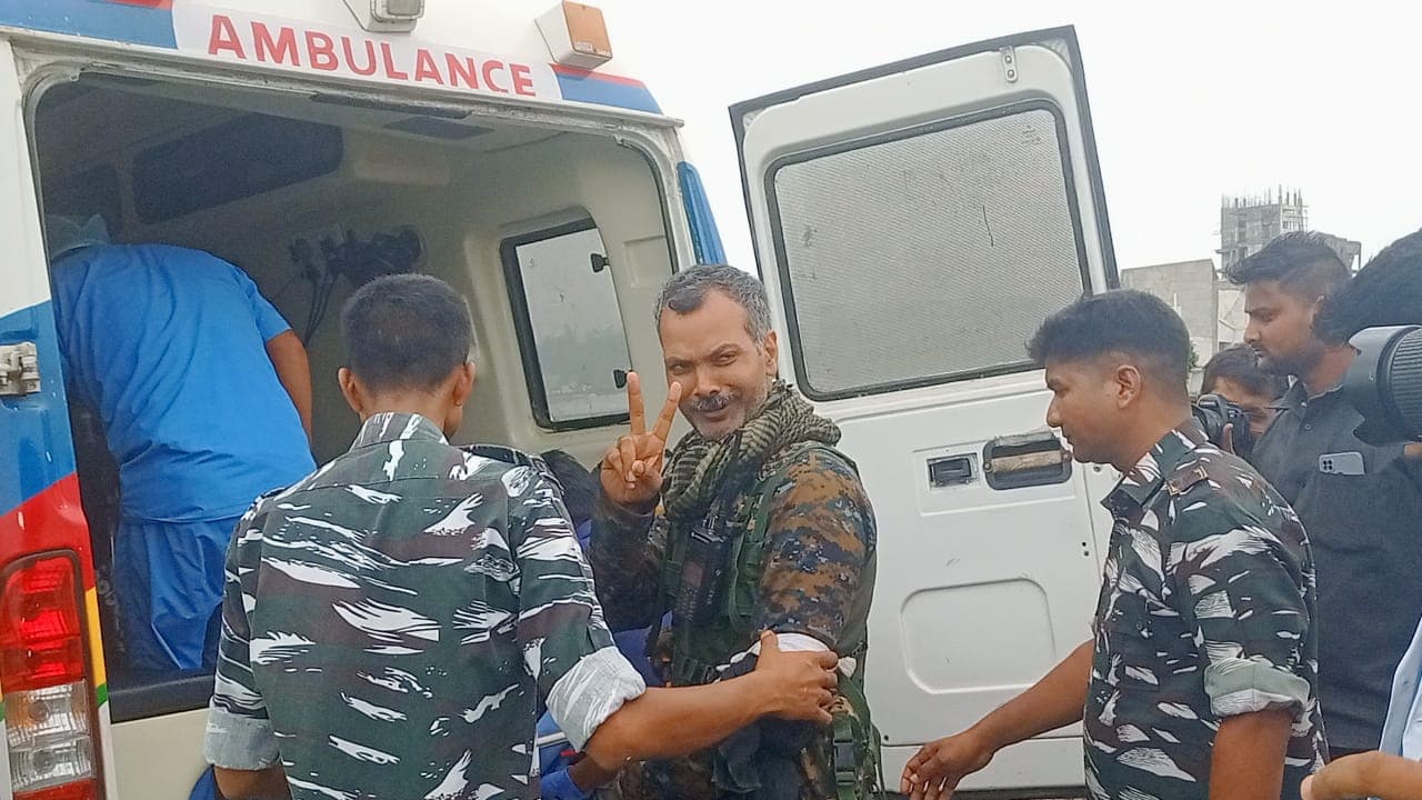 झारखंड : गोईलकेरा में नक्सलियों से मुठभेड़, डिप्टी कमांडेंट को गोली लगी, एयरलिफ्ट कर रांची लाये गये