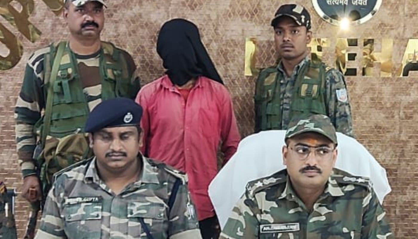 Jharkhand: नक्सलियों को लगा झटका, 2 लाख का इनामी एरिया कमांडर काजेश गंझू चंदवा से गिरफ्तार