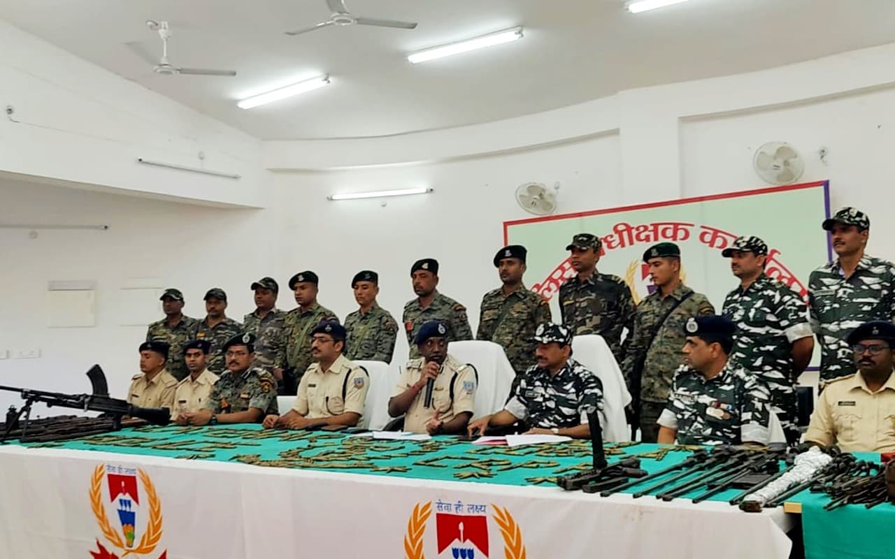 ऑपरेशन ऑक्टोपस: पुलिस पर हमले की योजना बना रहे माओवादियों के बंकर ध्वस्त, हथियारों का जखीरा बरामद