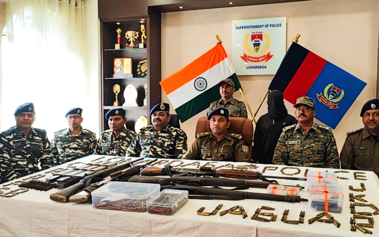 Naxal News: लोहरदगा में नक्सलियों की कमर टूटी, सर्च ऑपरेशन में अत्याधुनिक हथियार, कारतूस का जखीरा बरामद