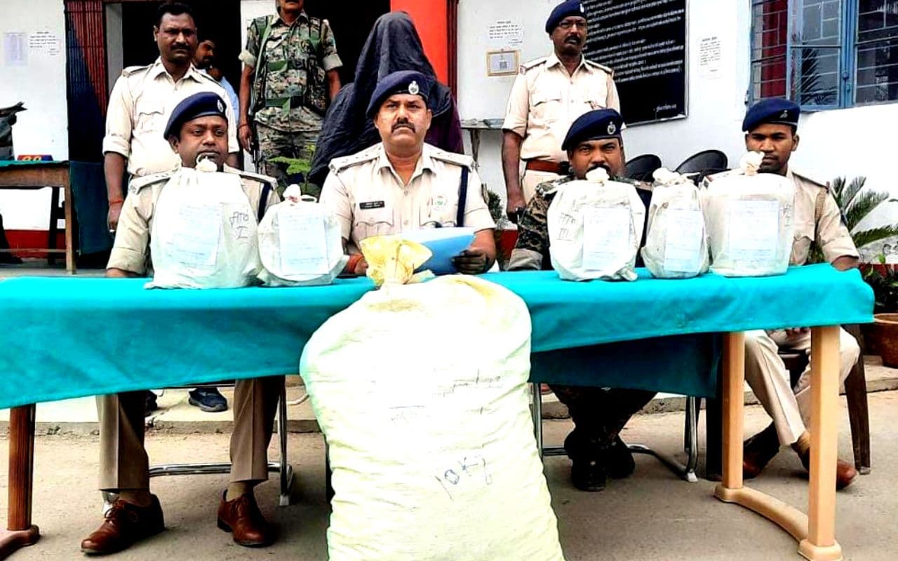 Jharkhand News: चतरा में छापामारी में 14.835 किलो अफीम व 10.690 किलो डोडा जब्त, एक तस्कर गिरफ्तार