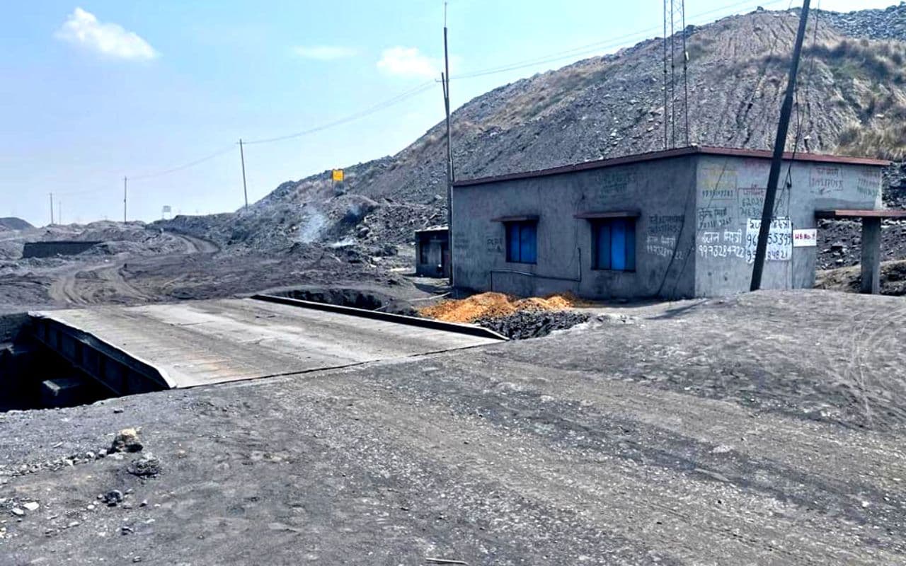 Chatra News: मगध कोल परियोजना में वाहन मालिकों की हड़ताल जारी, कोयले की ढुलाई बाधित