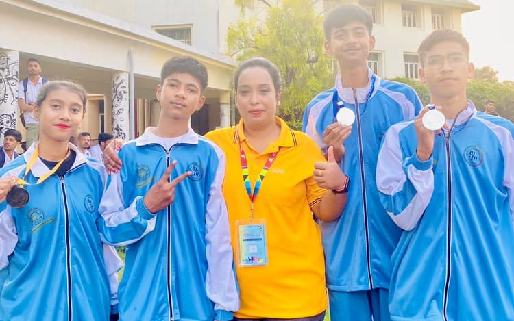 CISCE की नेशनल लेवल योग प्रतियोगिता में रांची के बच्चों ने कोलकाता में जीते सिल्वर और ब्रोंज मेडल, देखें PICS