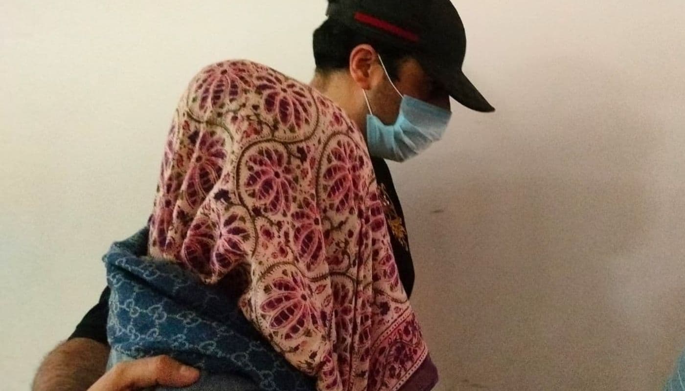 झारखंड : 2 करोड़ की धोखाधड़ी मामले में फिर चेहरा छिपाकर रांची कोर्ट पहुंचीं ‘गदर’ की एक्ट्रेस अमीषा पटेल