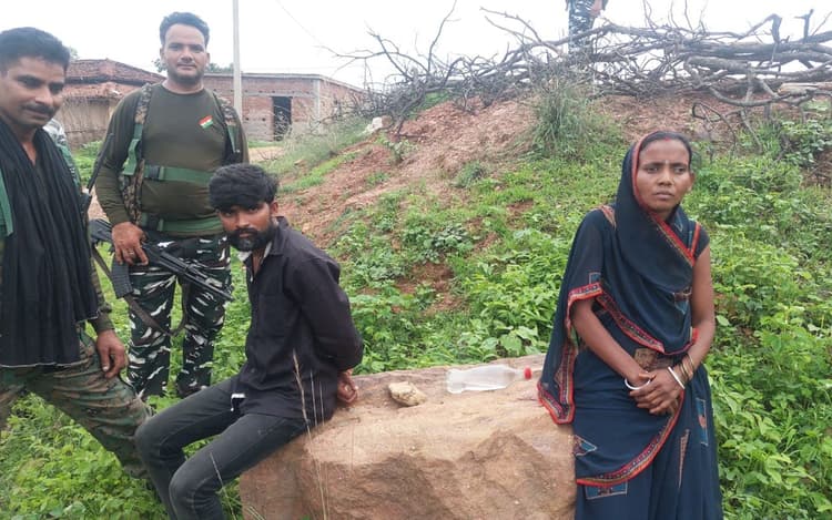 लातेहार में सीआरपीएफ को मिली बड़ी सफलता, पत्नी के साथ झारखंड क्रांति मोर्चा के शंकर को किया गिरफ्तार