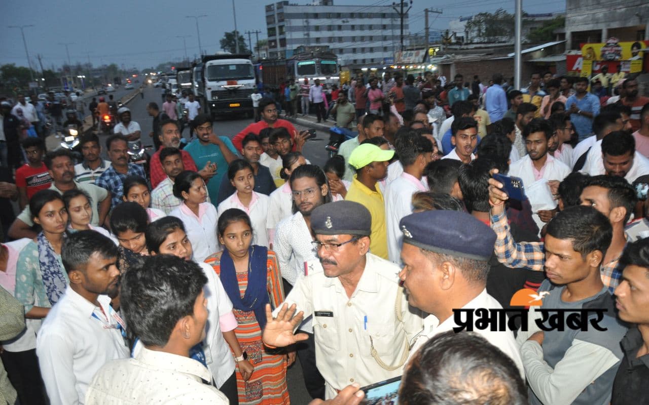 बीबीएमकेयू का कारनामा : नर्सिंग के छात्रों को पास करके कर दिया फेल, 8 लेन रोड को छात्रों ने 4 घंटे तक किया जाम