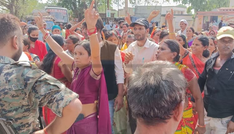 हजारीबाग के टाटीझरिया में 3 घंटे थाना घेरने के बाद 20 मिनट तक एनएच को किया जाम, जानें पूरा मामला