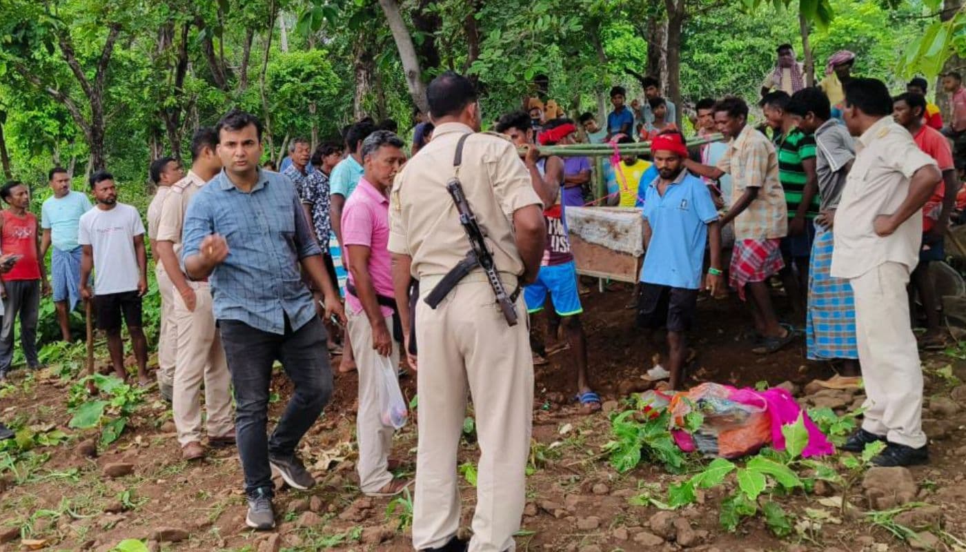पाकुड़ के लबदा घाटी मिशन स्कूल केस : चार दिन बाद कब्र से निकाला गया पहाड़िया नाबालिग बच्ची का शव