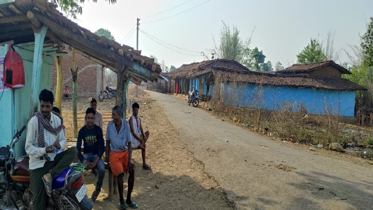 झारखंड पंचायत चुनाव : कभी नक्सलियों की गोलियों से थर्राता था गोबरदहा गांव, आज बेखौफ चर्चा कर रहे ग्रामीण झारखंड पंचायत चुनाव : कभी नक्सलियों की गोलियों से थर्राता था गोबरदहा गांव, आज बेखौफ चर्चा कर रहे ग्रामीण