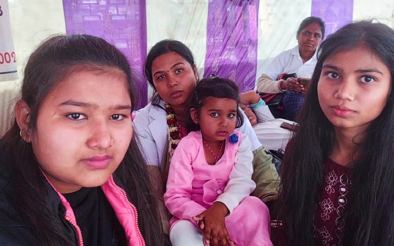 आमरण अनशन कर रहे स्वास्थ्य अनुबंधकर्मियों की तबीयत बिगड़ी, एक को जबरन अस्पताल ले जाया गया