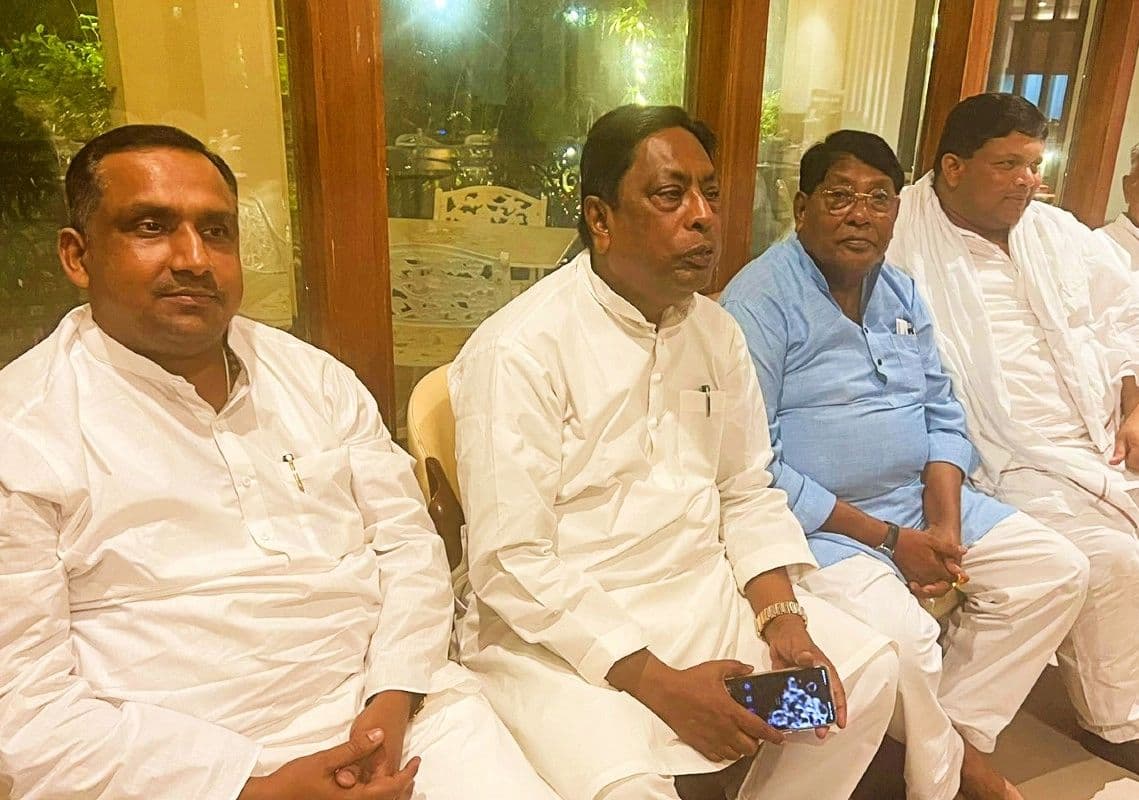 रांची-रायपुर रूट पर दौड़ रही सरकार, कैबिनेट मीटिंग में हिस्सा लेने झारखंड लौटे कांग्रेस कोटे के मंत्री