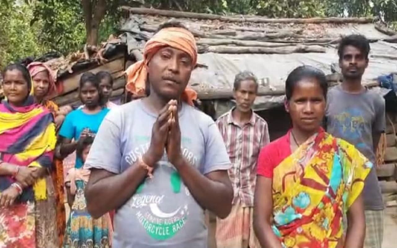 Jharkhand News: झारखंड के इस गांव में आदिम जनजाति बिरहोर परिवार झोपड़ी में रहने को क्यों हैं मजबूर ?