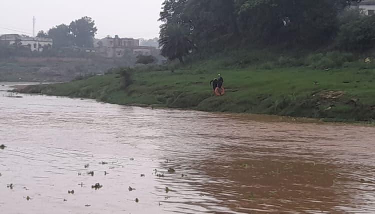 PHOTO: झारखंड में तेज बारिश से नदियां उफनायीं, गिरिडीह में नदी की तेज धार में बह गये हजारीबाग जा रहे तीन युवक