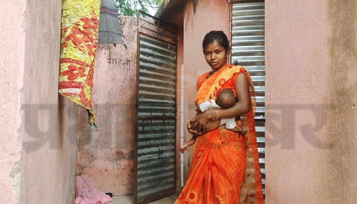 रामगढ़ : तीन वर्ष से शौचालय में जिंदगी बिताने को मजबूर बिरहोर दंपती, बीडीओ दे रहे ये दलील