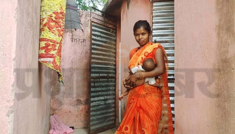 रामगढ़ : तीन वर्ष से शौचालय में जिंदगी बिताने को मजबूर बिरहोर दंपती, बीडीओ दे रहे ये दलील