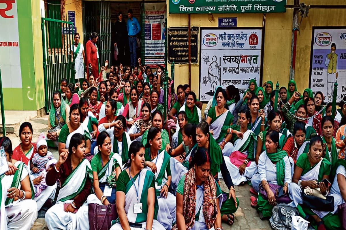 अनुबंधकर्मियों के बाद झारखंड की 42 हजार सहिया भी गयीं हड़ताल पर, जानें क्या है उनकी मांग