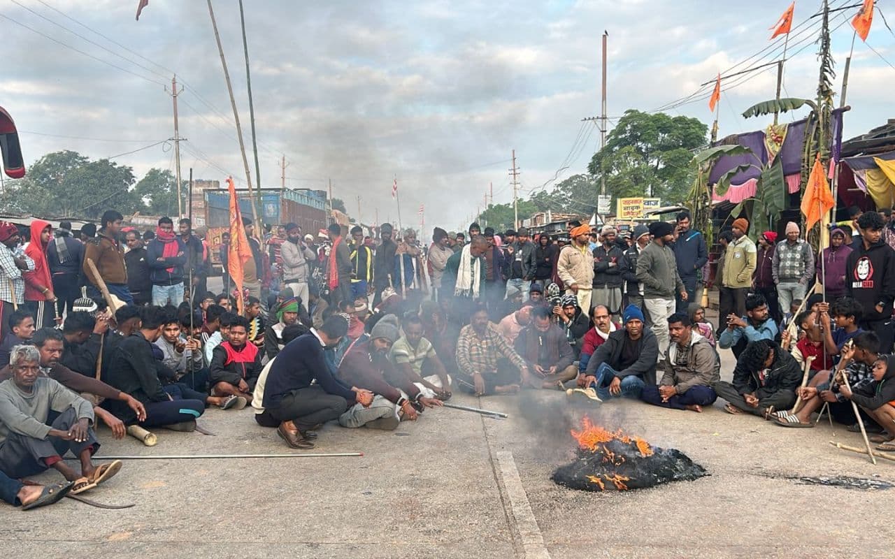 PHOTOS: मांडर के मुड़मा में चार मंदिरों में प्रतिमाओं को खंडित किए जाने से तनाव, एनएच पर लगा लंबा जाम
