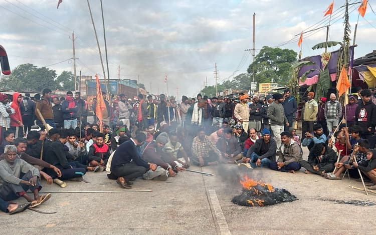 PHOTOS: मांडर के मुड़मा में चार मंदिरों में प्रतिमाओं को खंडित किए जाने से तनाव, एनएच पर लगा लंबा जाम