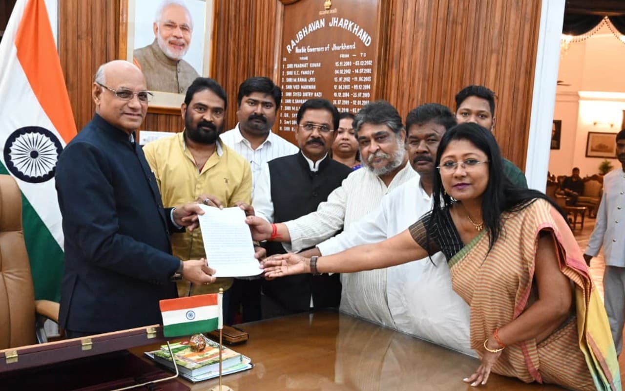 Jharkhand Politics: हेमंत सोरेन की सदस्यता पर सस्पेंस, राज्यपाल ने यूपीए के प्रतिनिधिमंडल से कही ये बात Jharkhand Politics: हेमंत सोरेन की सदस्यता पर सस्पेंस, राज्यपाल ने यूपीए के प्रतिनिधिमंडल से कही ये बात