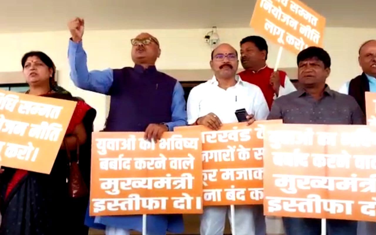 नियोजन नीति पर झारखंड विधानसभा में भाजपा ने किया हंगामा, मुख्यमंत्री का मांगा इस्तीफा