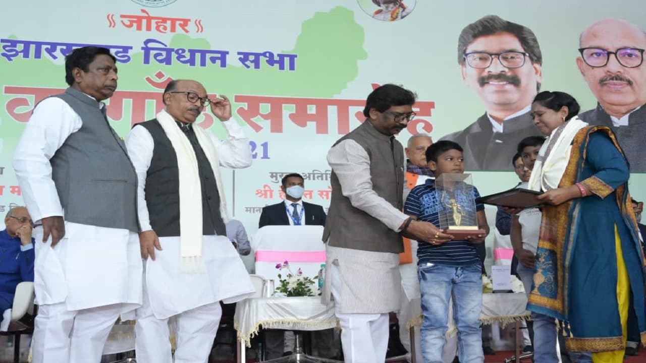 झारखंड विधानसभा स्थापना दिवस : वीर सपूतों को मिला सम्मान, कोरोना टीकाकरण में बेहतर करने वाले DC पुरस्कृत