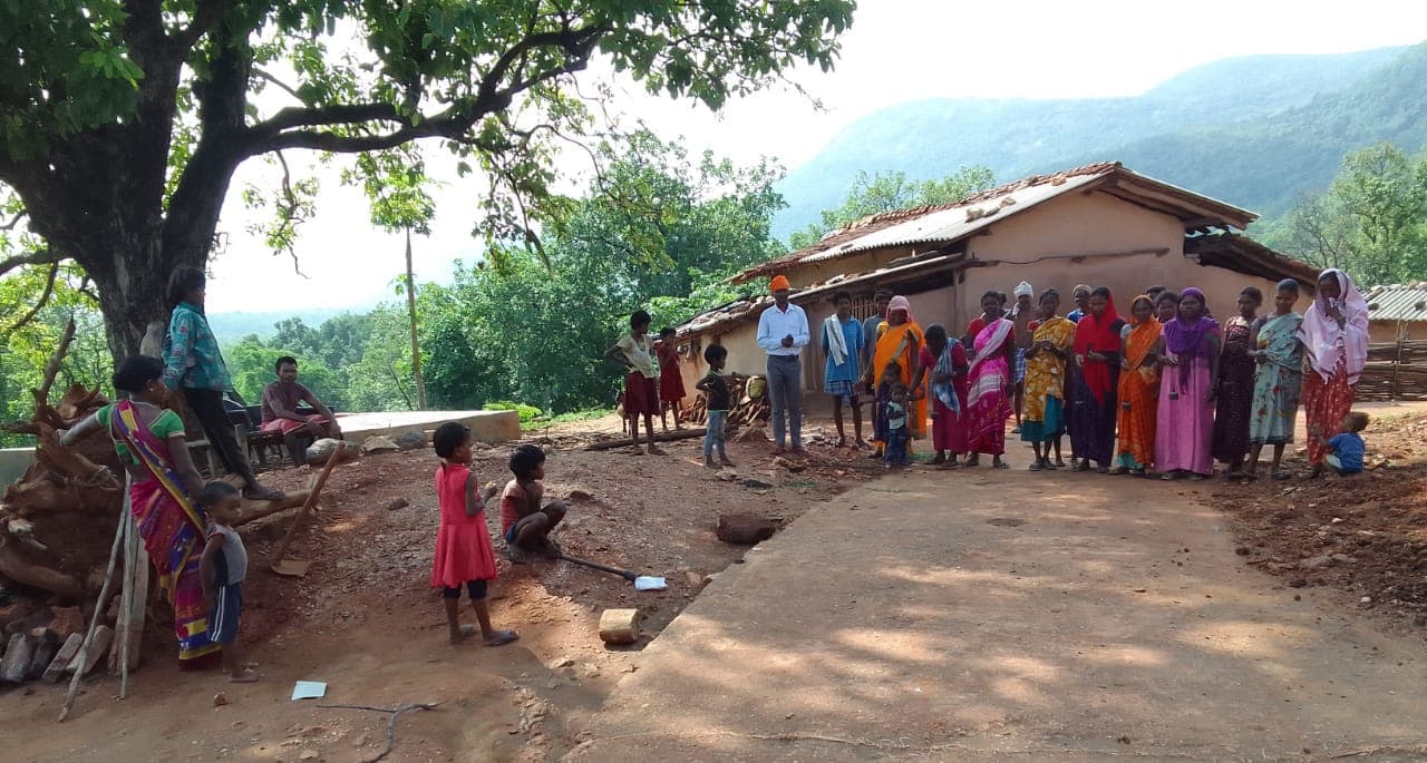 आजादी के 75 साल बाद भी आदि मानव की तरह रात में उजाला करते हैं झारखंड के इस गांव के लोग