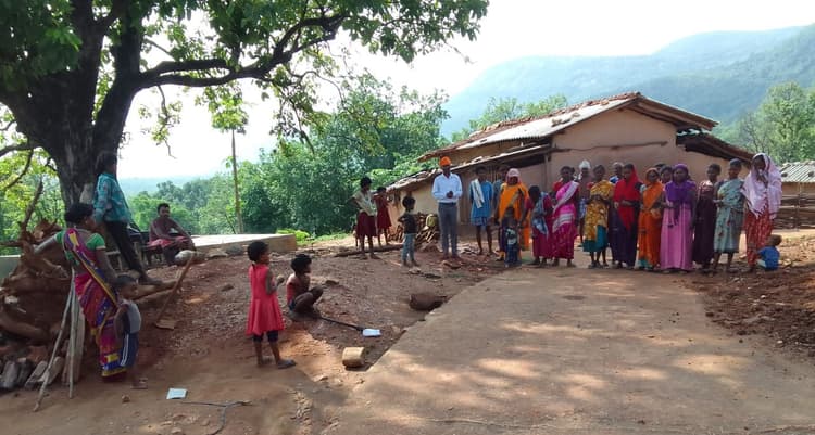 आजादी के 75 साल बाद भी आदि मानव की तरह रात में उजाला करते हैं झारखंड के इस गांव के लोग