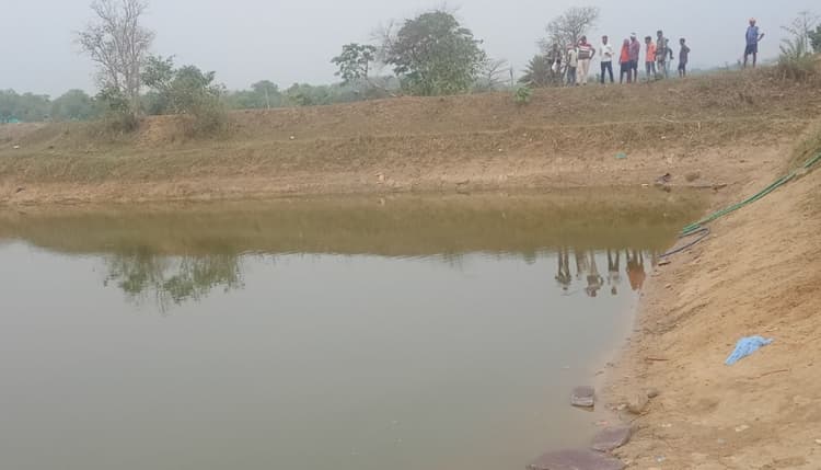देवघर : समय पर नहीं पूरा हुआ तालाब का काम, अब अधिकारी कर रहे हैं खानापूर्ति