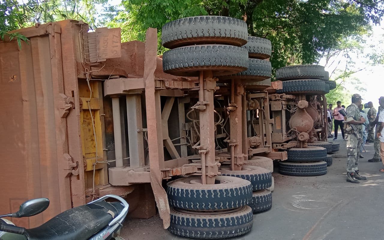 पश्चिमी सिंहभूम : झींकपानी में फाइंस लदा ट्रेलर पलटा, स्टेयरिंग में फंसे चालक की मौत