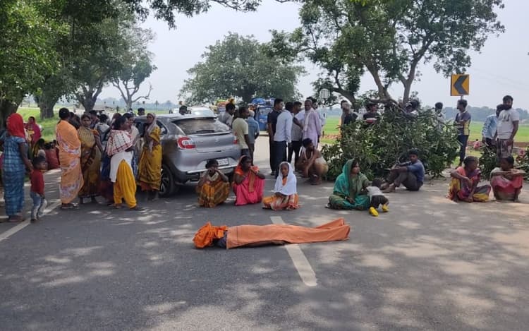 रांची के चान्हो में करंट लगने से अखबार बांटने वाले की मौत, मुआवजे की मांग पर शव के साथ सड़क जाम