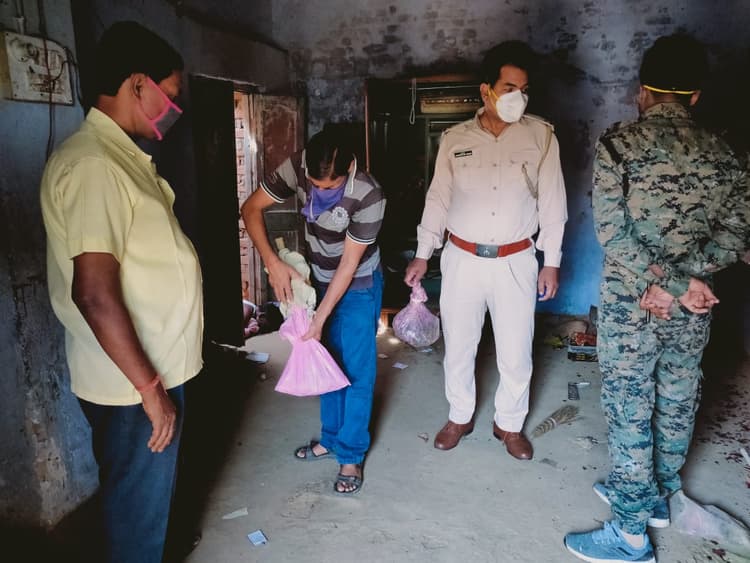 दिल्ली में दिल दहलाने वाली घटना, पति ने पत्नी और बच्चों की हत्या करने के बाद लगायी फांसी