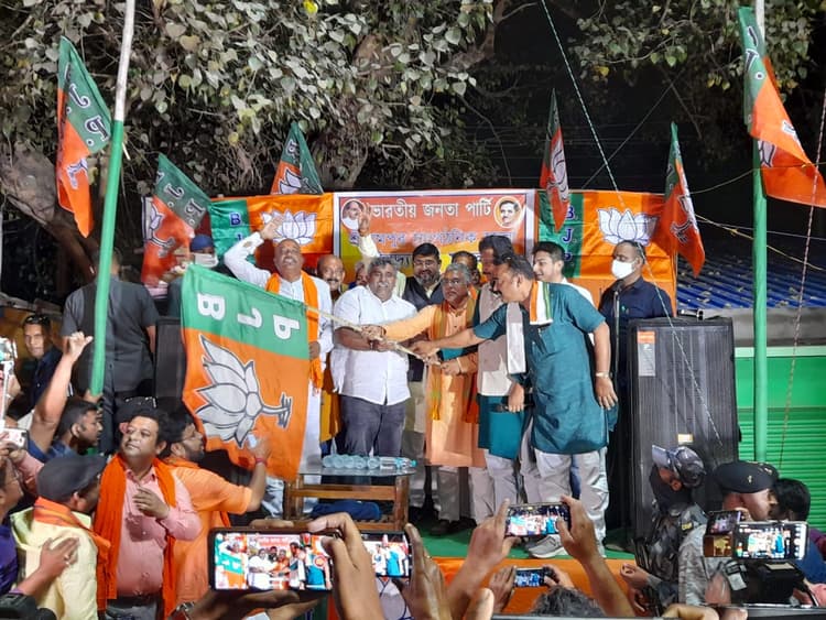 ममता बनर्जी को एक और झटका, पांडवेश्वर के विधायक और तृणमूल कांग्रेस के प्रवक्ता जितेंद्र तिवारी भाजपा में शामिल