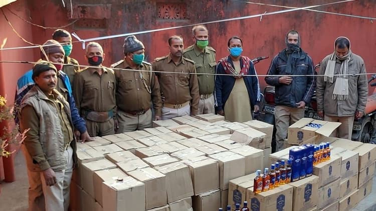 Jharkhand Breaking News : झारखंड के जमशेदपुर में झोपड़ी में चल रही थी विदेशी शराब की अवैध मिनी फैक्ट्री, 7 लाख की शराब जब्त, दो गिरफ्तार, ऐसे हुआ खुलासा