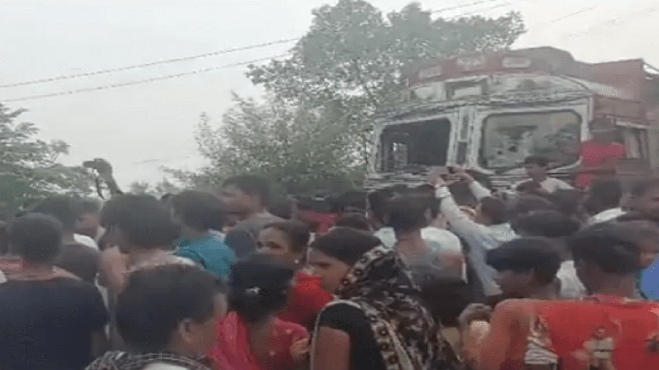 बिहार: गैस सिलेंडर से लदी ट्रक ने महिला को कुचला, आक्रोशित लोगों ने झाझा जमुई एनएच पर काटा बवाल