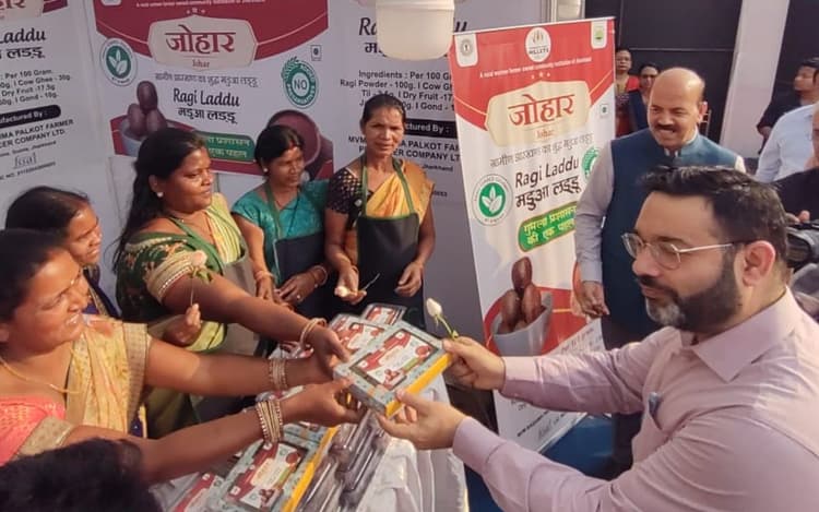 छत्तीसगढ़ के मिलेट कार्निवल में छाया गुमला का जोहार रागी लड्डू, दो दिन में हुआ इतने रुपये का कारोबार